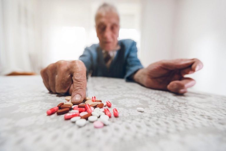 Стало відомо, коли українці віком 60+ зможуть купити ліки за "ковідну" тисячу 10 idoso com remedios 1580131161464 v2 1254x836