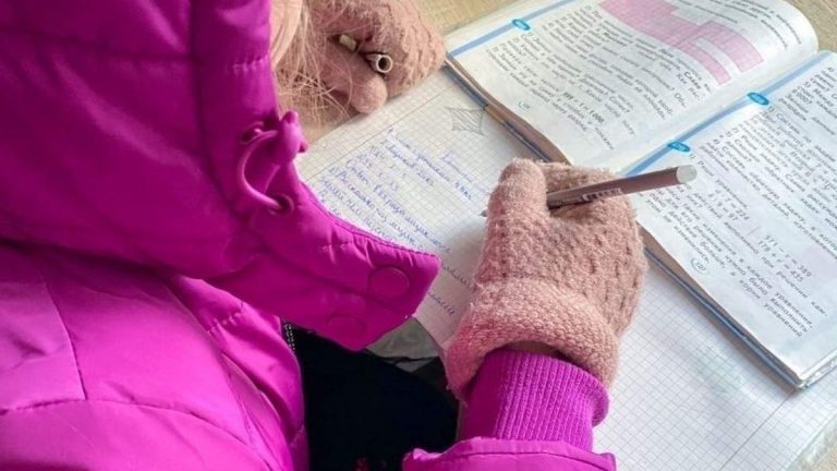 Холодно в класі: у Яремче проблема з опаленням у школі 8 Холодно в класі: у Яремче проблема з опаленням у школі