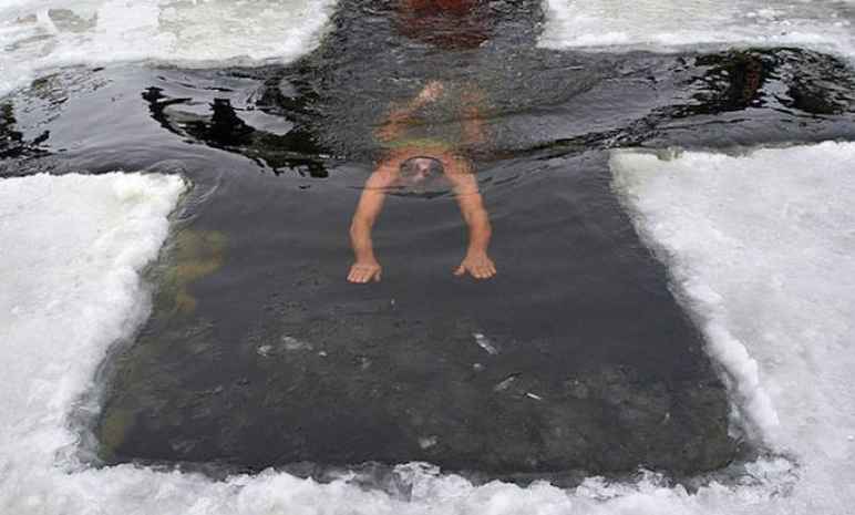 Провалився під лід: у Франківську на Водохреща врятували чоловіка, який ледь не втопився (ФОТО)
