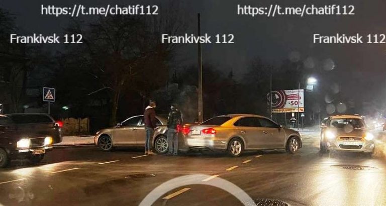 Вечірня ДТП у Франківську: не розминулися два легковики (ФОТОФАКТ) 4 photo 2022 01 10 17 25 22