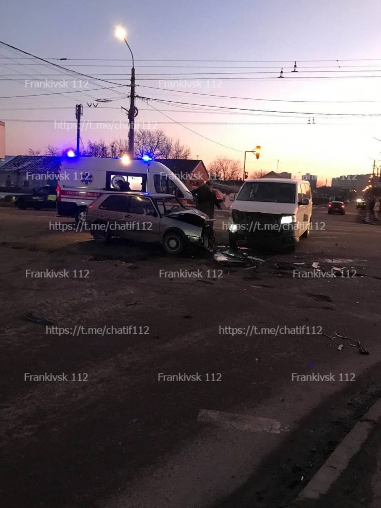 Аварія у Франківську: дорогу не поділили бус та легковик (ФОТО, ВІДЕО) 9 photo 2022 01 19 18 15 04