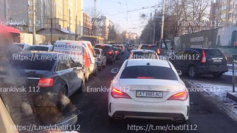 Потрійна ДТП у Франківську: утворюється великий затор (ФОТО) 8 photo 2022 01 24 15 38 18