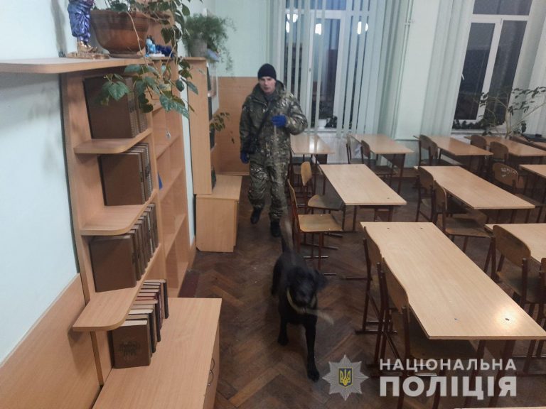 Стало відомо, чи знайшли вибухівку в 130-ти школах Львова (ФОТО) 11 Стало відомо, чи знайшли вибухівку в 130-ти школах Львова (ФОТО)