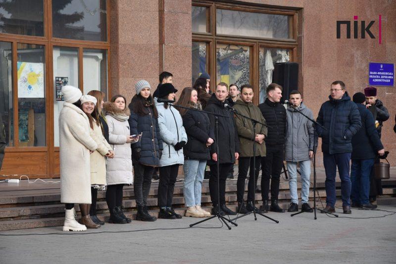 День Єднання: сотні франківців вийшли на площу Соборності (ФОТО) 9 010e0b83 bf81 41d5 9dc9 a42ecf28b6e7 scaled