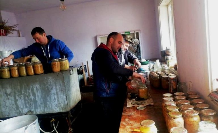 Понад 5 тонн різного вантажу: в Косівському районі готують чергову допомогу воїнам на схід (ФОТО)