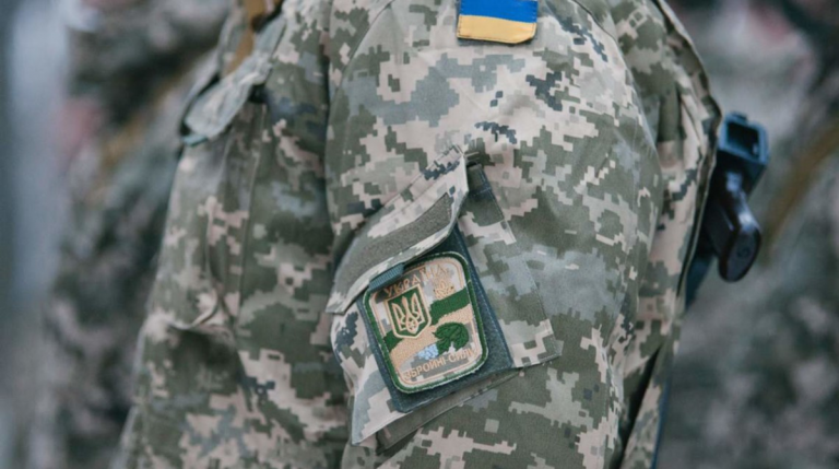 Охочих - дуже багато: у комісаріатах Івано-Франківська утворилися черги 8 135915 ru