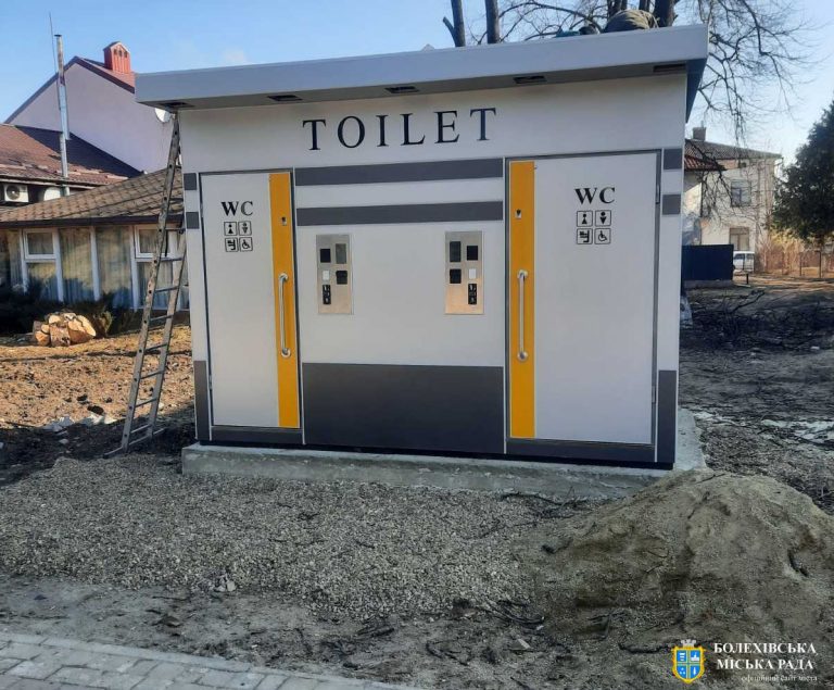 У Болехові встановлюють громадську вбиральню (ФОТО) 7 У Болехові встановлюють громадську вбиральню (ФОТО)