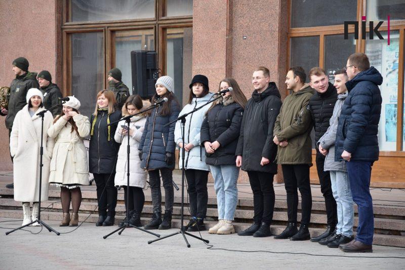 День Єднання: сотні франківців вийшли на площу Соборності (ФОТО) 17 16f979e9 55c3 4725 9eb8 9d579ff504d1 scaled