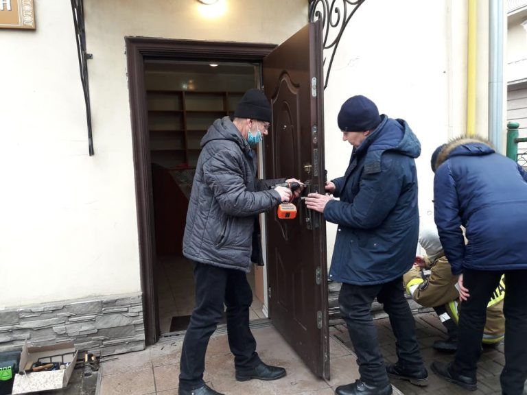 У Франківську УПЦ МП виселяють з будівлі на Чорновола (ФОТО) 6 272797794 524676425474366 6798373391507559150 n
