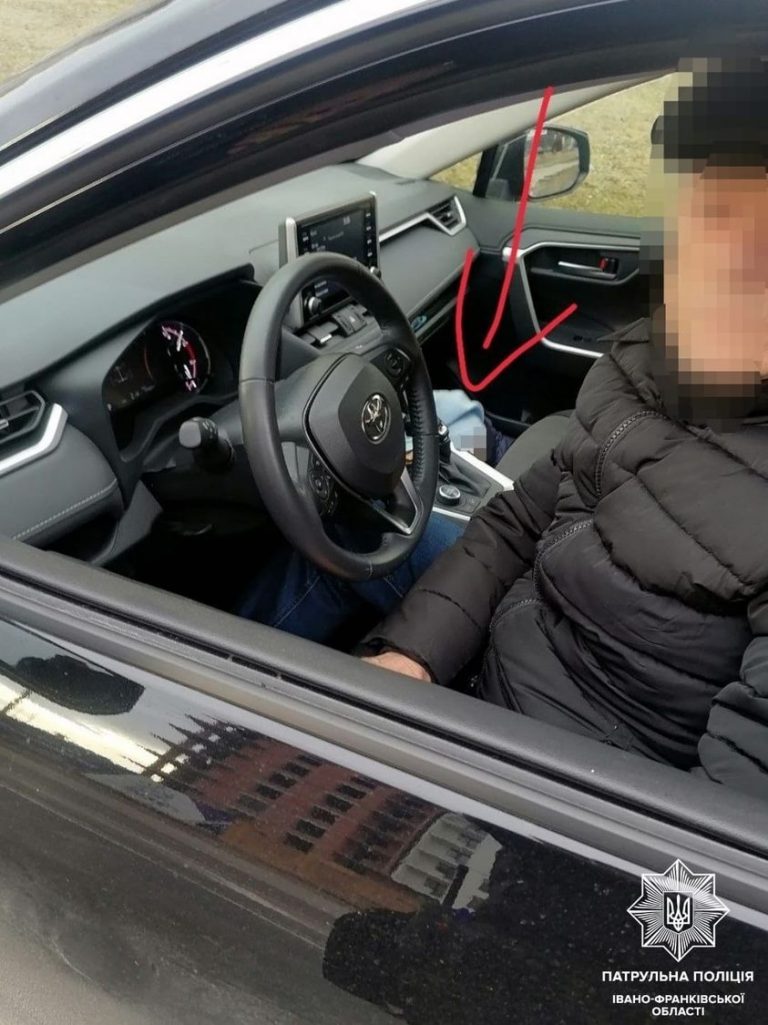 Дитина на килимку: у Франківську патрульні зупинили батька-порушника (ФОТО)