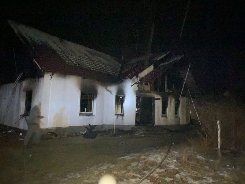 На Косівщині син вдарив ножем матір і підпалив батьківський будинок (ФОТО)