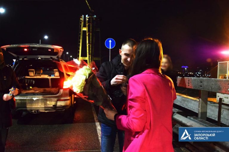 У Запоріжжі хлопець освідчився дівчині на найвищому в Україні мості (ФОТО)