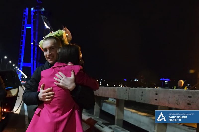 У Запоріжжі хлопець освідчився дівчині на найвищому в Україні мості (ФОТО)