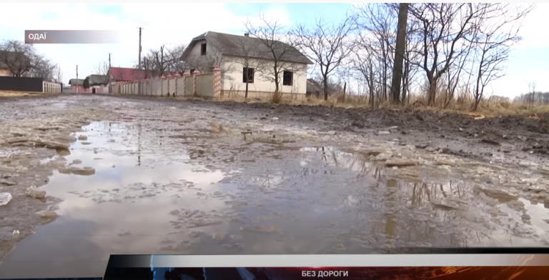 Одаї без дороги: на Тисмениччині діти ходять до школи в калошах (ВІДЕО) 3 Одаї без дороги: на Тисмениччині діти ходять до школи в калошах (ВІДЕО)