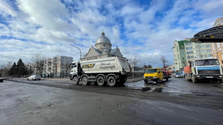 У Богородчанах асфальтують центральну вулицю (ФОТО)