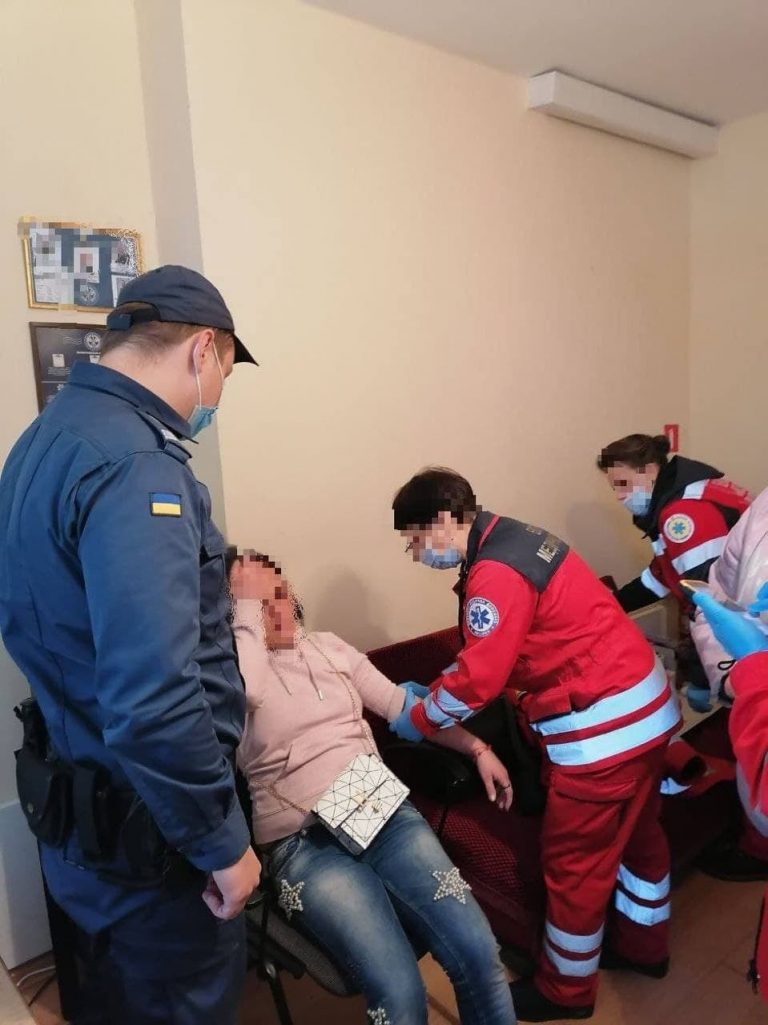 У Коломийському суді стало зле жінці: рятували судові охоронці (ФОТО)