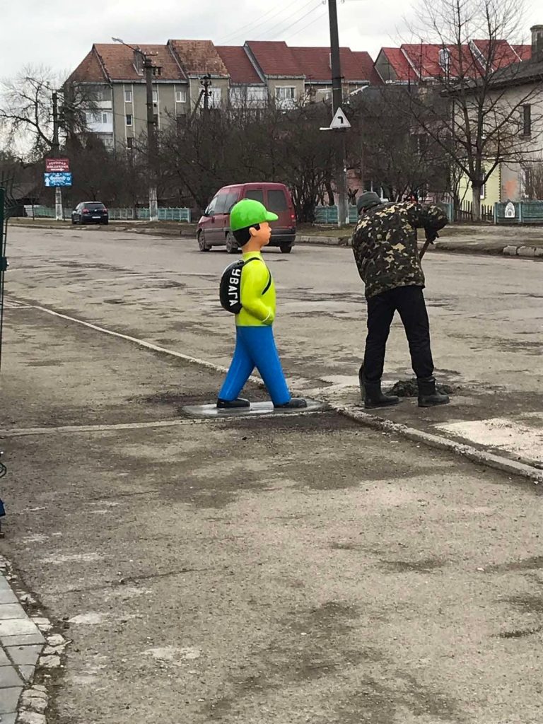 Тільки встановили: у Тисмениці хотіли вкрасти "хлопчика-пішохода" (ФОТО) 9 Тільки встановили: у Тисмениці хотіли вкрасти "хлопчика-пішохода" (ФОТО)