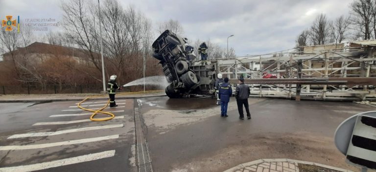 В Ямниці біля заправки перекинулася вантажівка і вилився бензин (ФОТО) 5 В Ямниці біля заправки перекинулася вантажівка і вилився бензин (ФОТО)