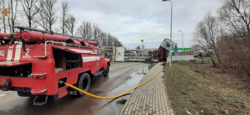 В Ямниці біля заправки перекинулася вантажівка і вилився бензин (ФОТО)