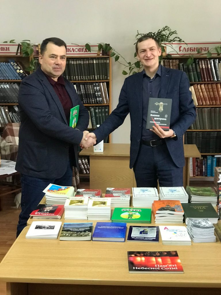 Франківський музей ім. Бандери подарував Рогатинщині понад півтори сотні книг (ФОТО) 6 273815351 312481814242793 1005907803409181001 n