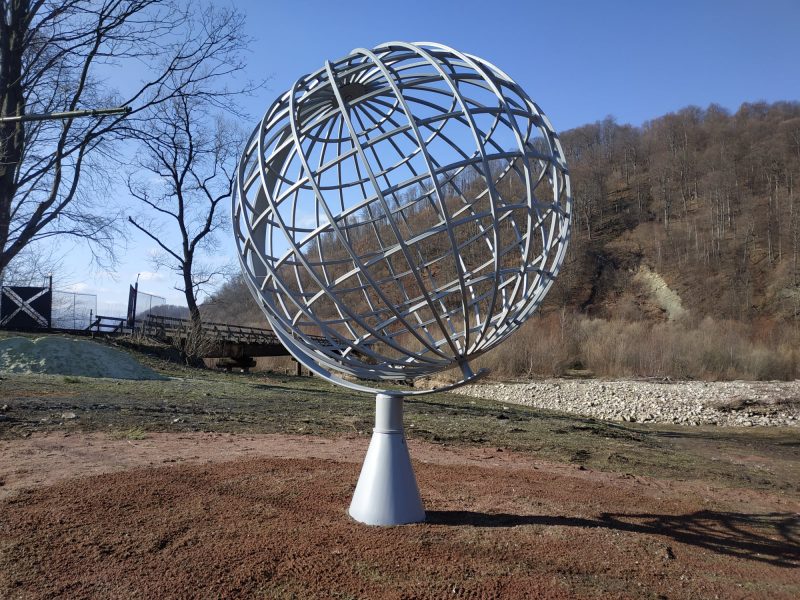 У Вигоді на Прикарпатті встановили двометровий глобус, який крутиться (ФОТО)