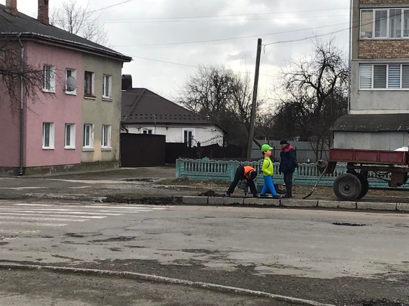 Тільки встановили: у Тисмениці хотіли вкрасти "хлопчика-пішохода" (ФОТО)