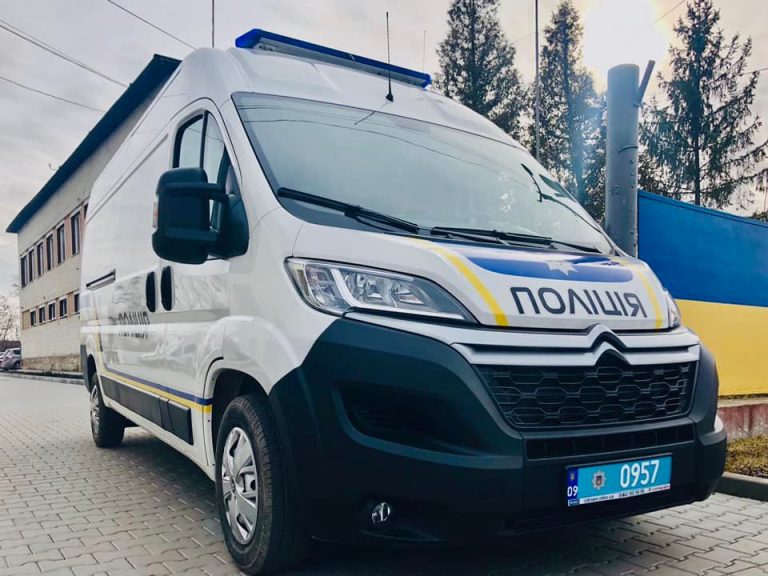 Поліцейські Івано-Франківщини отримали дев'ять нових автомобілів (ФОТО) 1 274107357 7545652938808614 8331569318549985026 n