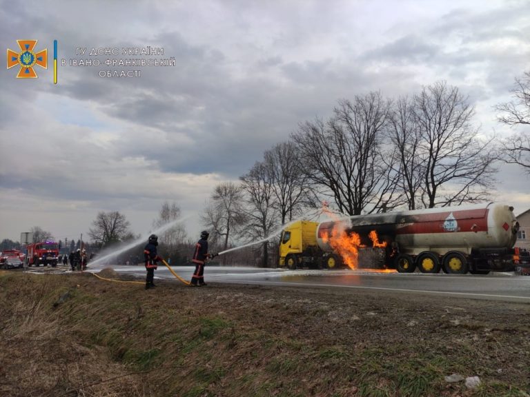 На Рожнятівщині посеред дороги загорівся газовоз: виїхали 9 пожежних машин (ФОТО) 2 274160078 255954353360602 2089556148516274904 n