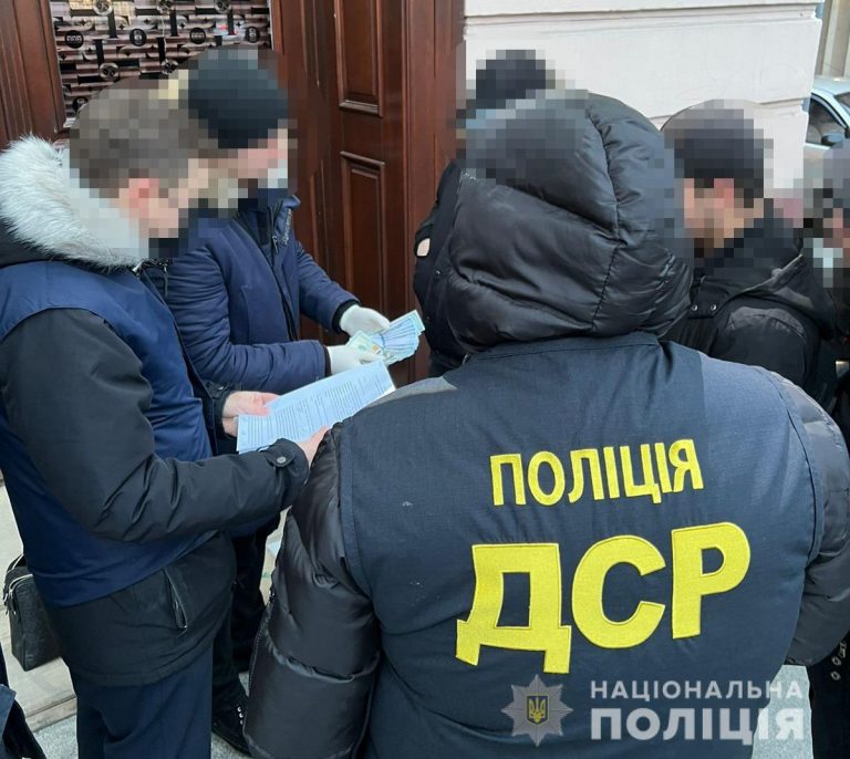 12 тисяч доларів за нові документи: на Львівщині працівник міграційної служби брав хабарі (ФОТО) 2 12 тисяч доларів за нові документи: на Львівщині працівник міграційної служби брав хабарі (ФОТО)