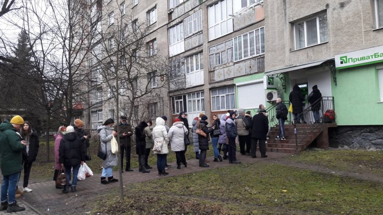 Банки, аптеки, магазини Франківська уже дві години в облозі покупців 10 274224092 1315395562305392 6022520439116120339 n