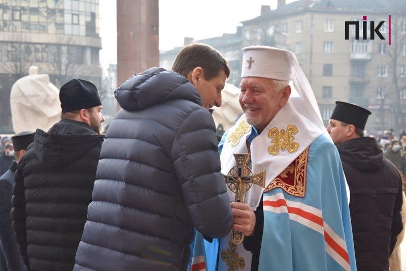 День Єднання: сотні франківців вийшли на площу Соборності (ФОТО) 10 35945cd0 982b 4547 b413 a1b24e5b0825 scaled