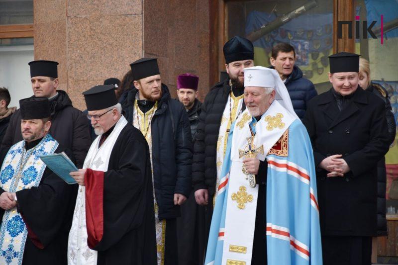 День Єднання: сотні франківців вийшли на площу Соборності (ФОТО) 16 36150ae2 0ab3 4192 9410 d1a5cf058688 scaled
