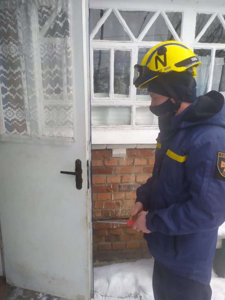 У Франківську чоловік сам відкрив двері рятувальникам, яких викликали, щоб потрапити до будинку 5 У Франківську чоловік сам відкрив двері рятувальникам, яких викликали, щоб потрапити до будинку