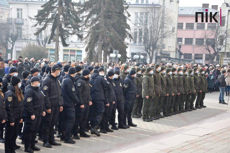 День Єднання: сотні франківців вийшли на площу Соборності (ФОТО) 14 b1c3c22e 8f9a 457c a58e d5c663af2bbb scaled