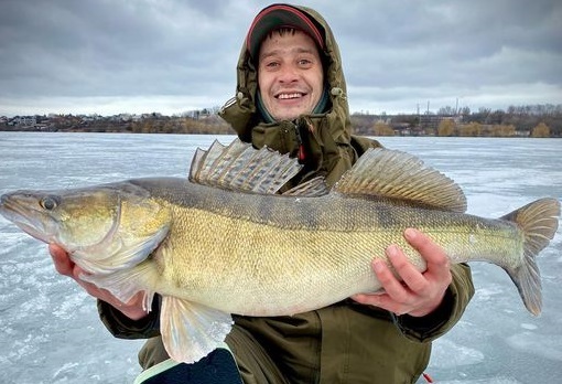 Аж руки тряслися: житель Тернополя впіймав гігантську рибу (ФОТО)