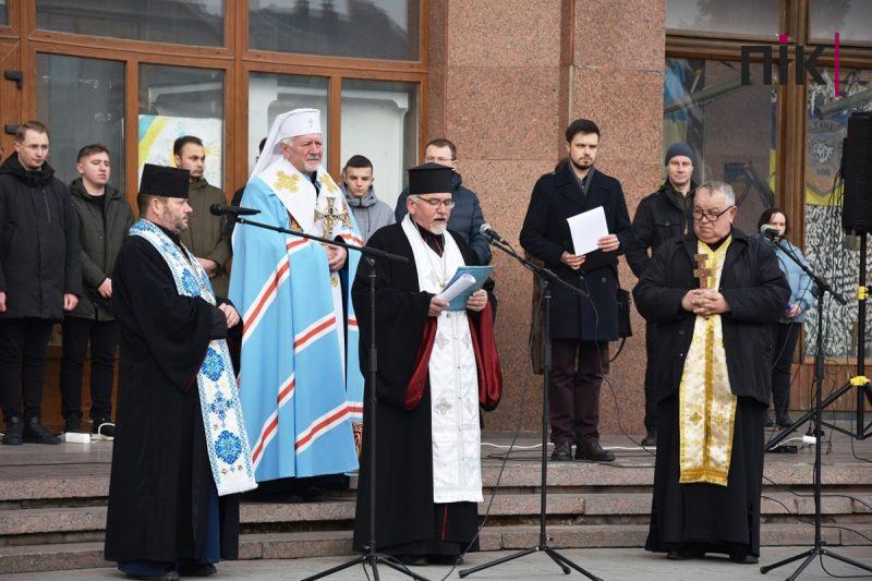 День Єднання: сотні франківців вийшли на площу Соборності (ФОТО) 15 cfd24d8c 1a2b 4e8c bf4a 3003a36a98e1 scaled