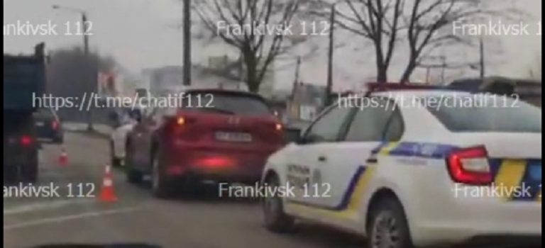Ранкова ДТП у Франківську: поліція на місці події (ВІДЕО) 1 tra1