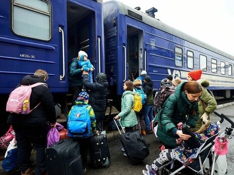 1500 гривень з людини: Укрзалізниця звільнила провідників, які брали гроші з біженців