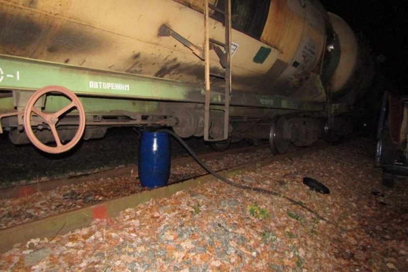На Прикарпатті двоє чоловіків зливали пальне з поїздів підприємства, на якому працювали