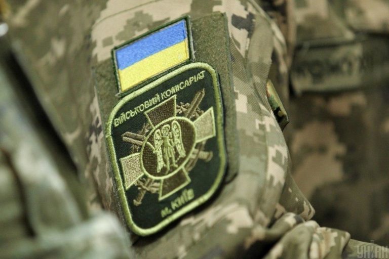 Батько загинув на війні: в Україні підвищать пенсії сім'ям, що втратили годувальника