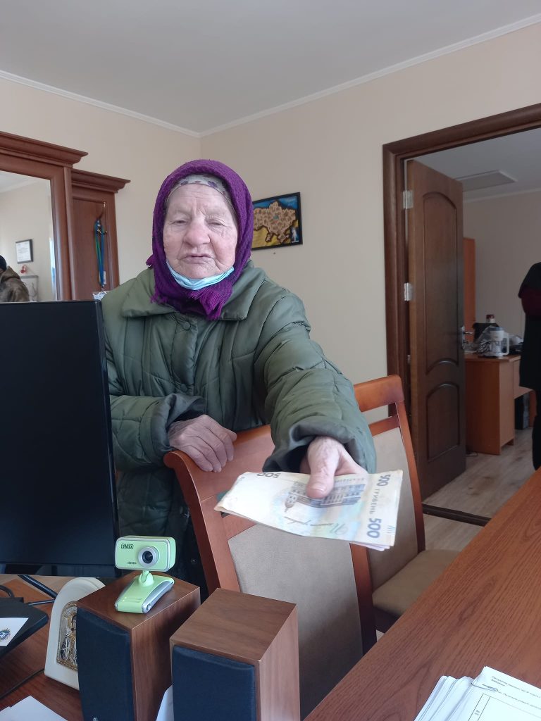 На Калущині пенсіонерка принесла у сільську раду свою пенсію, щоб віддати армії (ФОТО) 6 На Калущині пенсіонерка принесла у сільську раду свою пенсію, щоб віддати армії (ФОТО)
