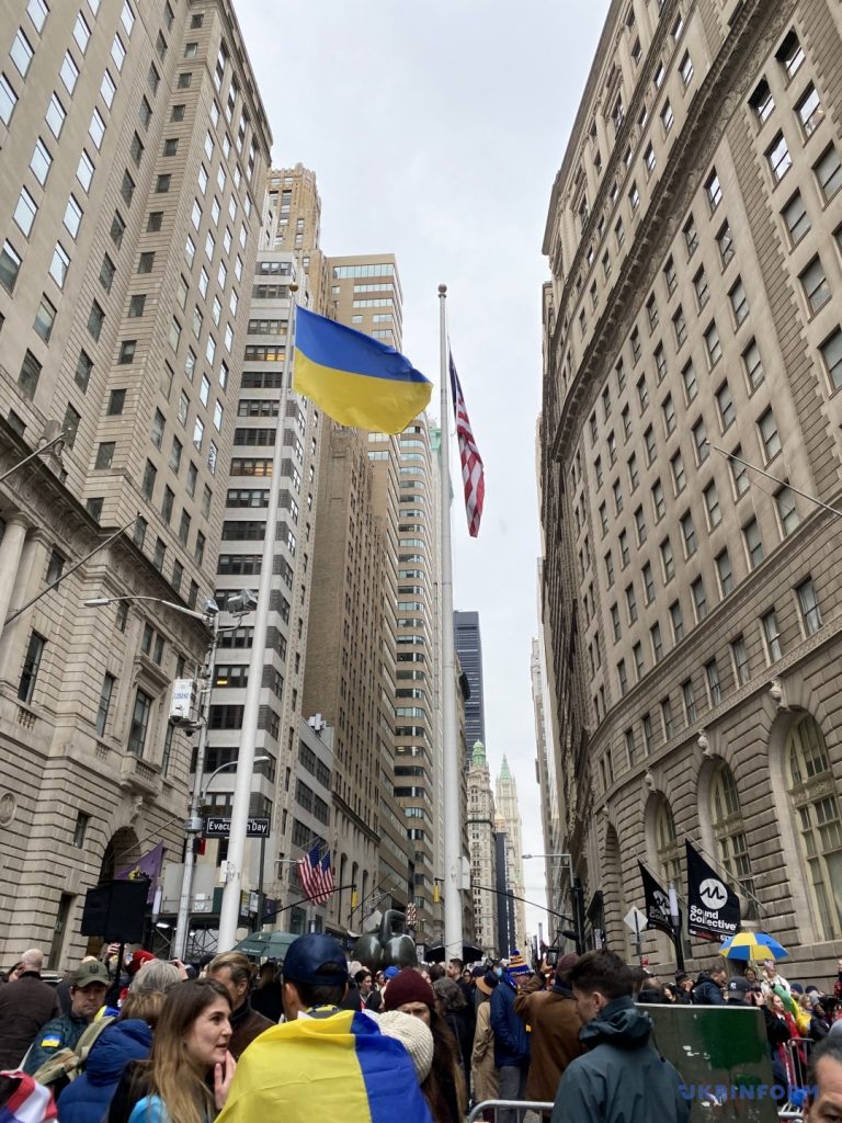 Майорітиме до перемоги: мер Нью-Йорка підняв український прапор (ФОТО, ВІДЕО) 2 Майорітиме до перемоги: мер Нью-Йорка підняв український прапор (ФОТО, ВІДЕО)
