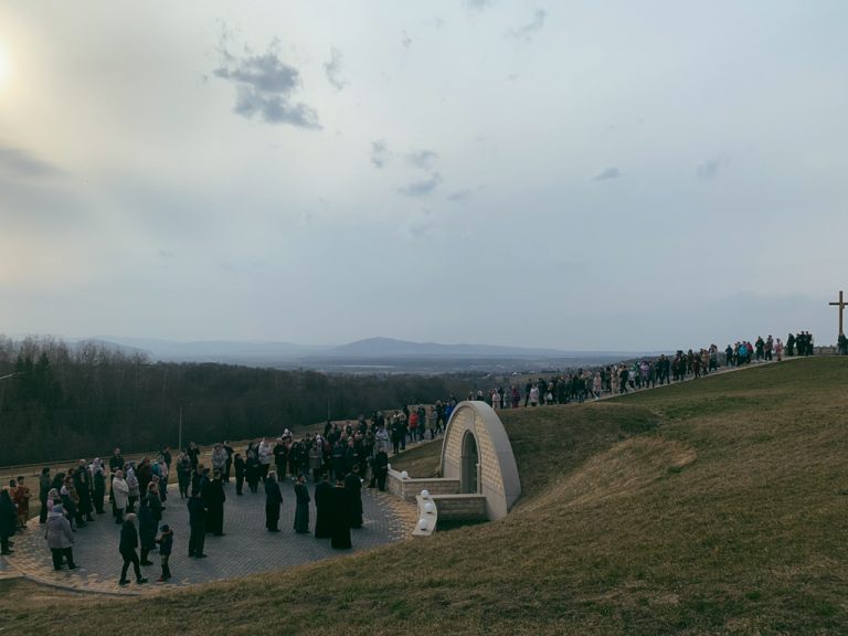 У Старуні на Прикарпатті близько тисячі людей молилися за Україну (ФОТО) 6 У Старуні на Прикарпатті близько тисячі людей молилися за Україну (ФОТО)