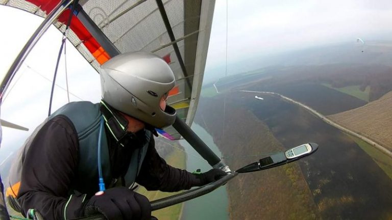 На Прикарпатті міський голова здіймається на дельтаплані: йому радять бомбити ворога (ВІДЕО) 9 249972255 1293043451108399 1390225410558150413 n scaled 1