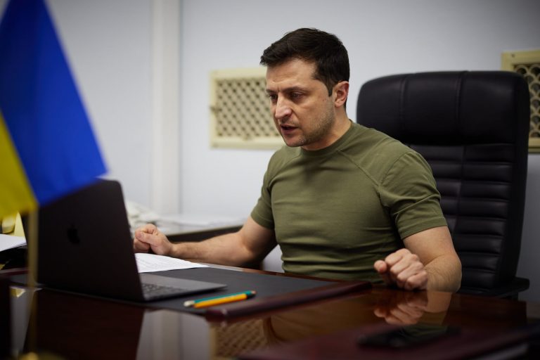 Якщо не маєте сил закрити небо, то дайте літаки - президент України Володимир Зеленський