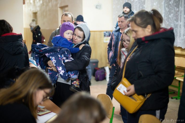 В Івано-Франківську вночі зустріли близько сотні евакуйованих з-під Києва (ФОТО) 7 275136885 515582130138048 3309445633044724324 n