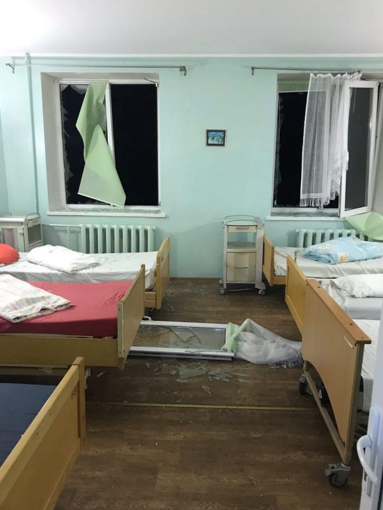 Знову під обстрілами лікарні, "швидкі", медики і пацієнти - очільник МОЗ Ляшко (ФОТО) 12 Знову під обстрілами лікарні, "швидкі", медики і пацієнти - очільник МОЗ Ляшко (ФОТО)