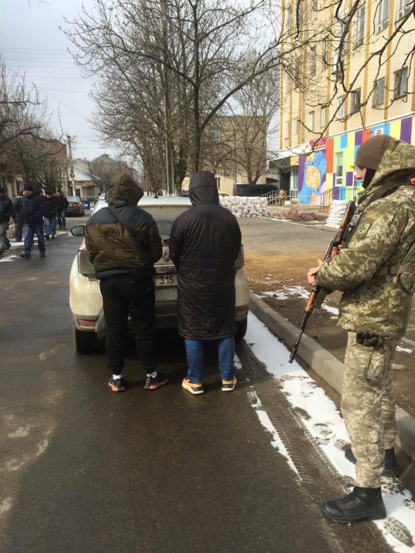 Шахраї ошукали шахраїв: у Одесі двоє чоловіків хотіли втекти за кордон (ФОТО)