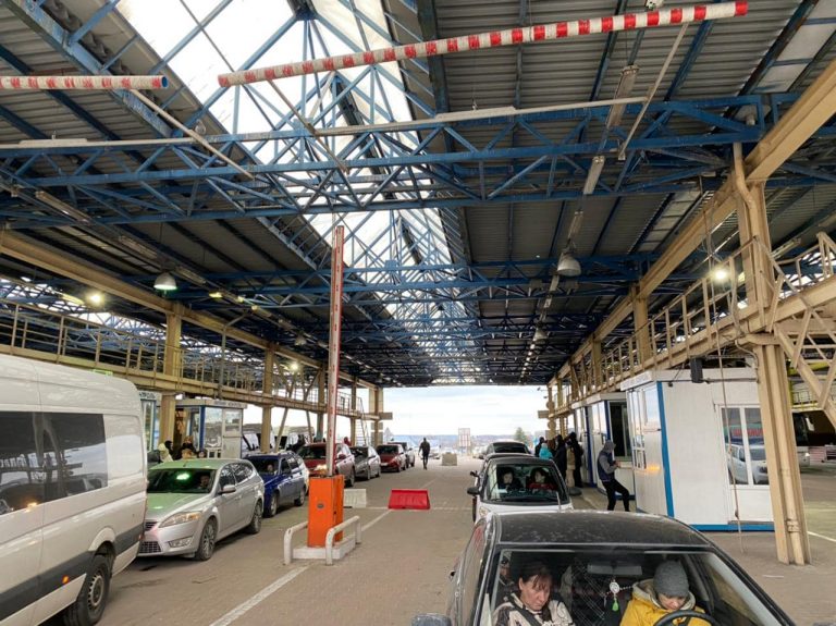 Пасажиропотік на Західному кордоні зменшився - Держприкордонслужба 3 Прикордонники повідомили, які зараз черги перед пунктами пропуску на виїзд з України
