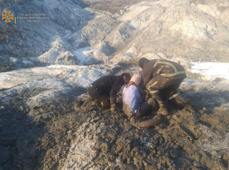 У Калуші дівчина застрягла у болоті, допомогли рятувальники (ФОТО) 4 275800150 265462839109417 5684115201197841285 n